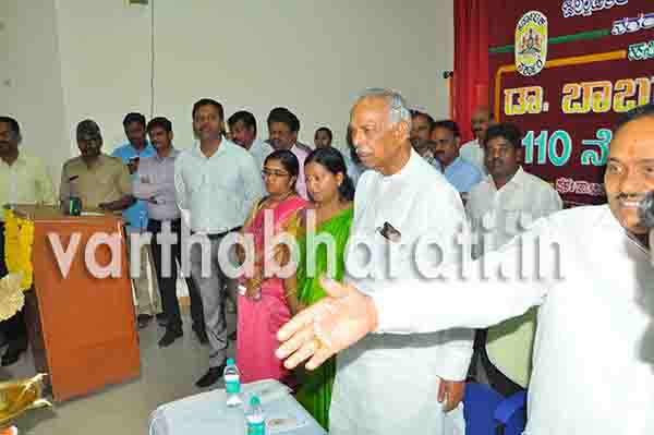 ಕಂದಾಯ ಸಚಿವರ ಎದುರೇ ಹಾಸನ ಡಿಸಿ ವಿರುದ್ಧ ದಲಿತರ ಆಕ್ರೋಶ